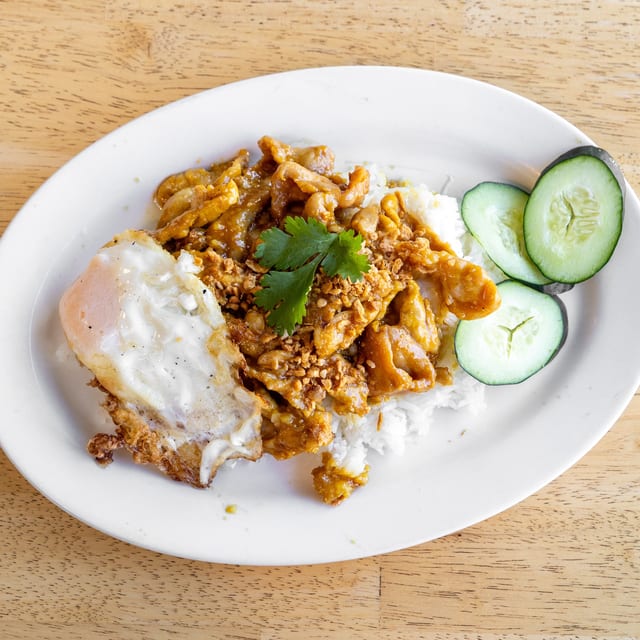Garlic Pork with Fried Egg (Kao Moo Ga Tiem).